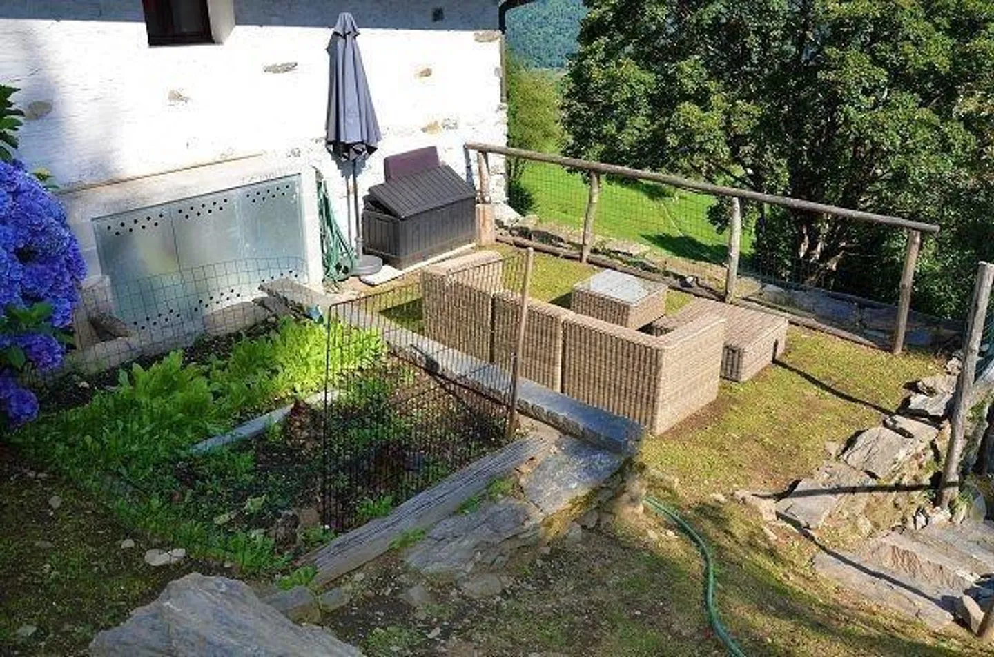 5 1/2-Zimmer-Berghaus an sehr ruhiger, sonniger Aussichtslage / Cascina di 5 1/2 locali immersa nella natura molto tranquilla con grande terreno - Foto 22 di 42