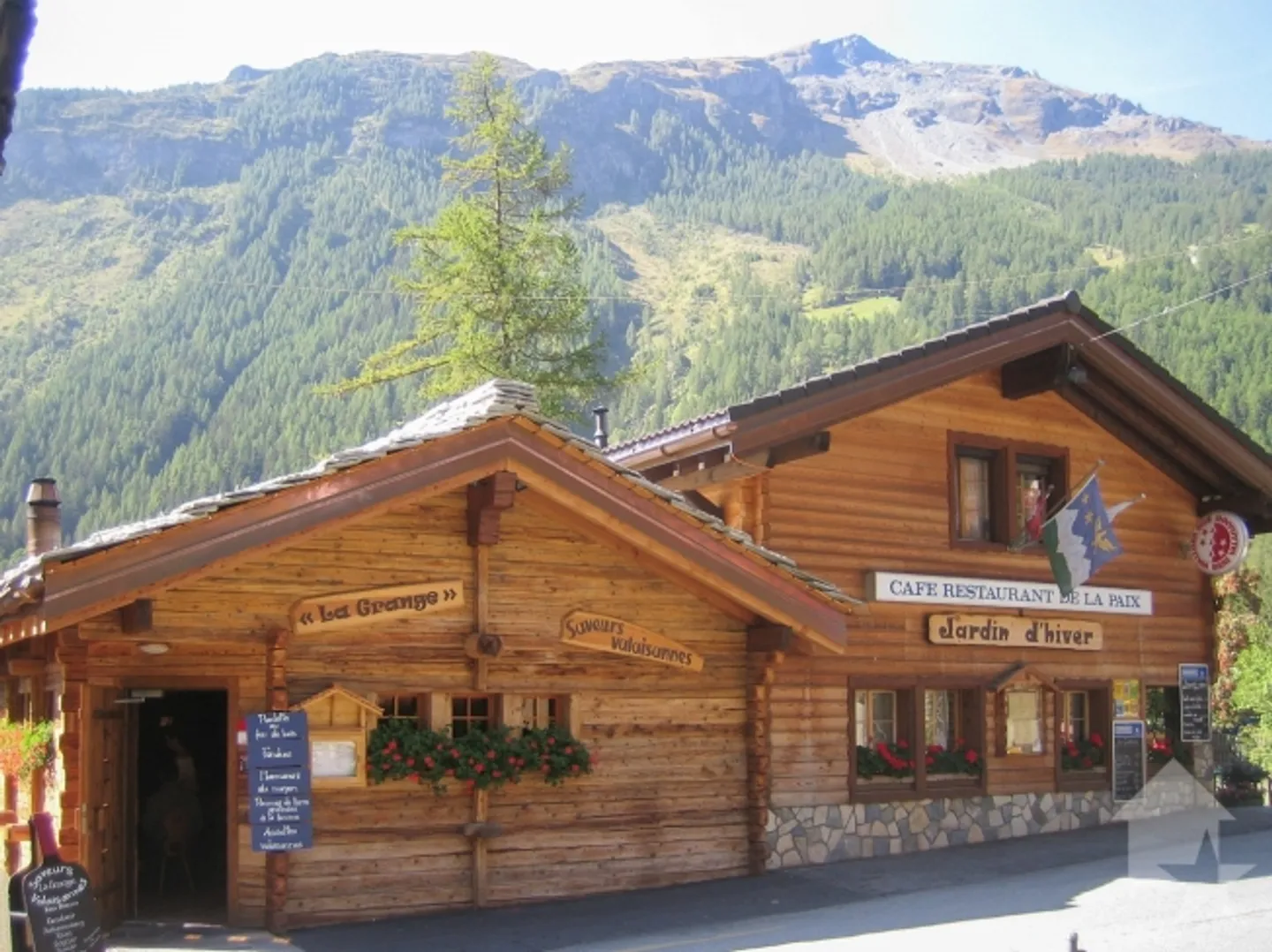 Wonderful restaurant in the center of Evolène with separate apartment - Photo 1 of 6