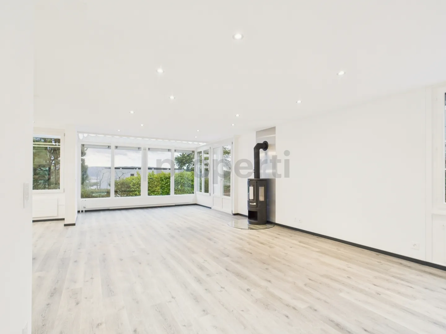 Moderne 6,5-Zimmer Reihenhaus mit Garten in La Neuveville - Foto 2 von 13