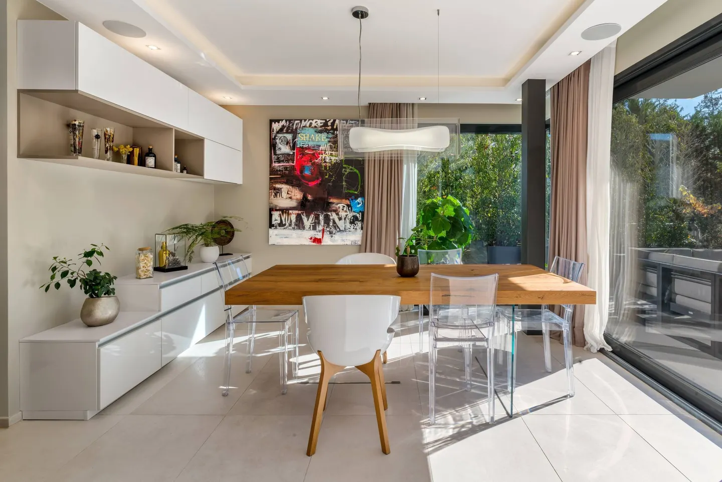 Luxury Villa with Smart Home Features - Photo 3 of 13