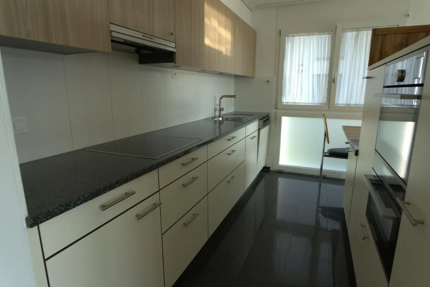 Appartement 4.5 pièces, véranda, coin salon, jardin et salle de loisirs - Photo 3 sur 5