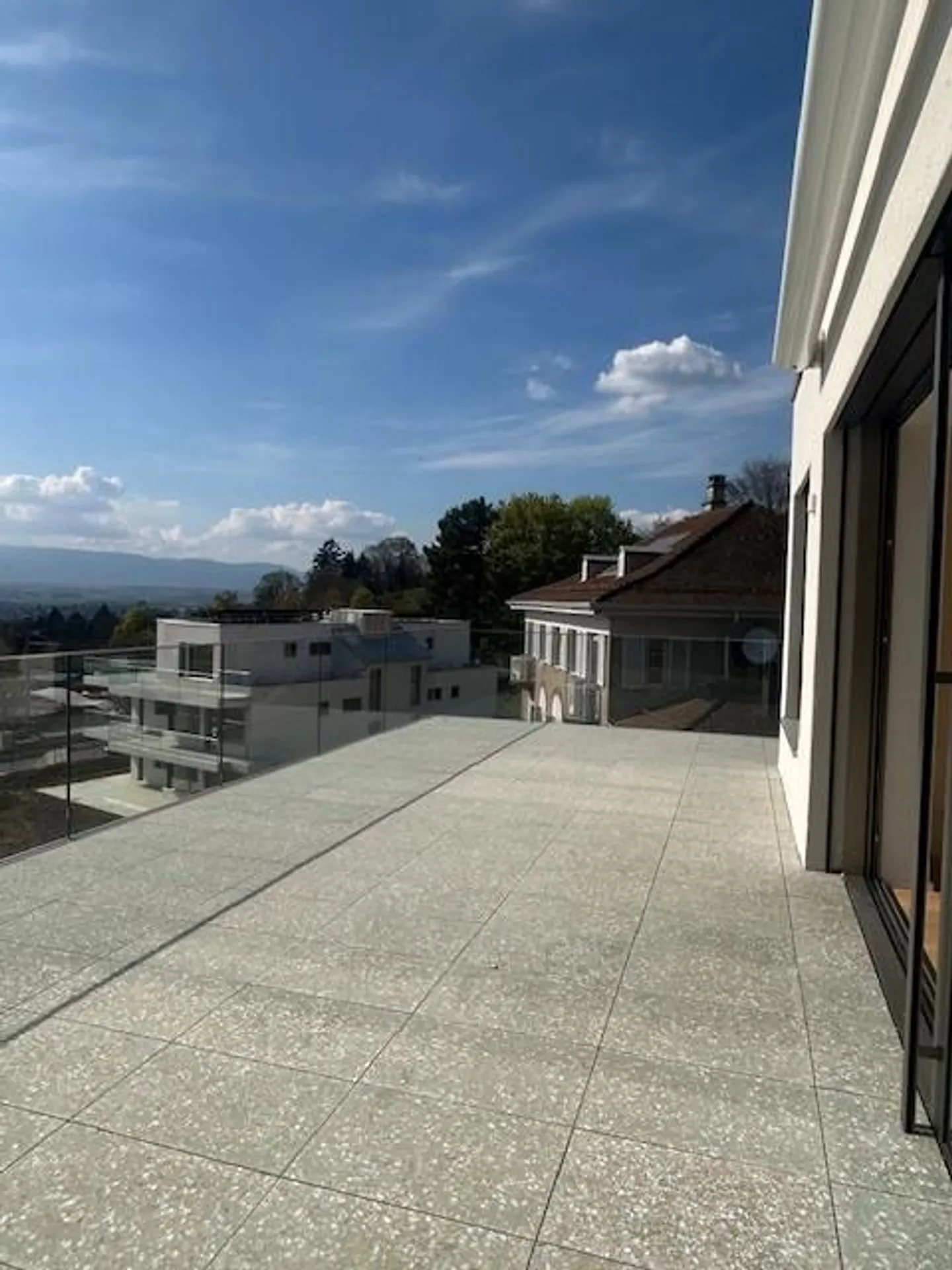 Attico di 2,5 stanze con grande terrazza e vista lago - Foto 6 di 6