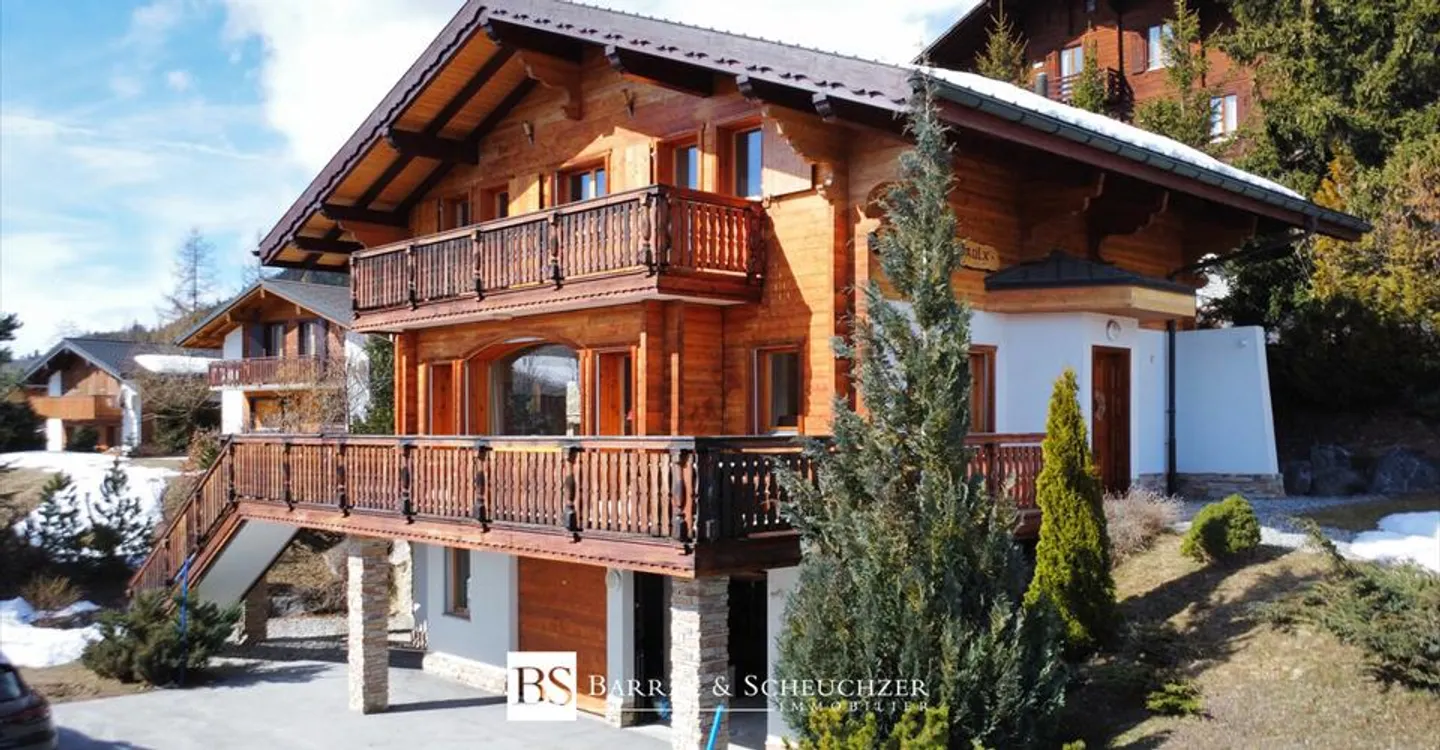 Chalet with independent studio space, 2 garages and view - Photo 1 of 12