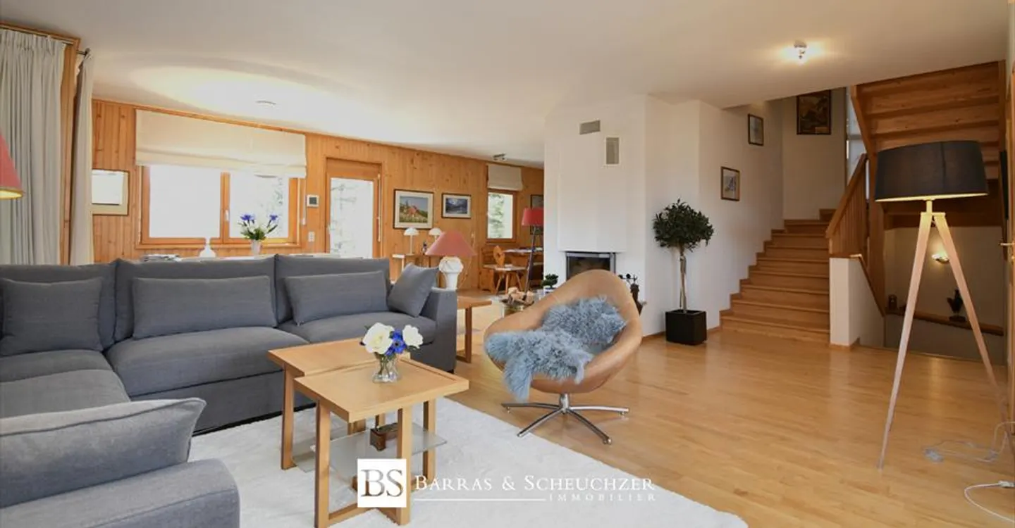 Chalet with independent studio space, 2 garages and view - Photo 2 of 12