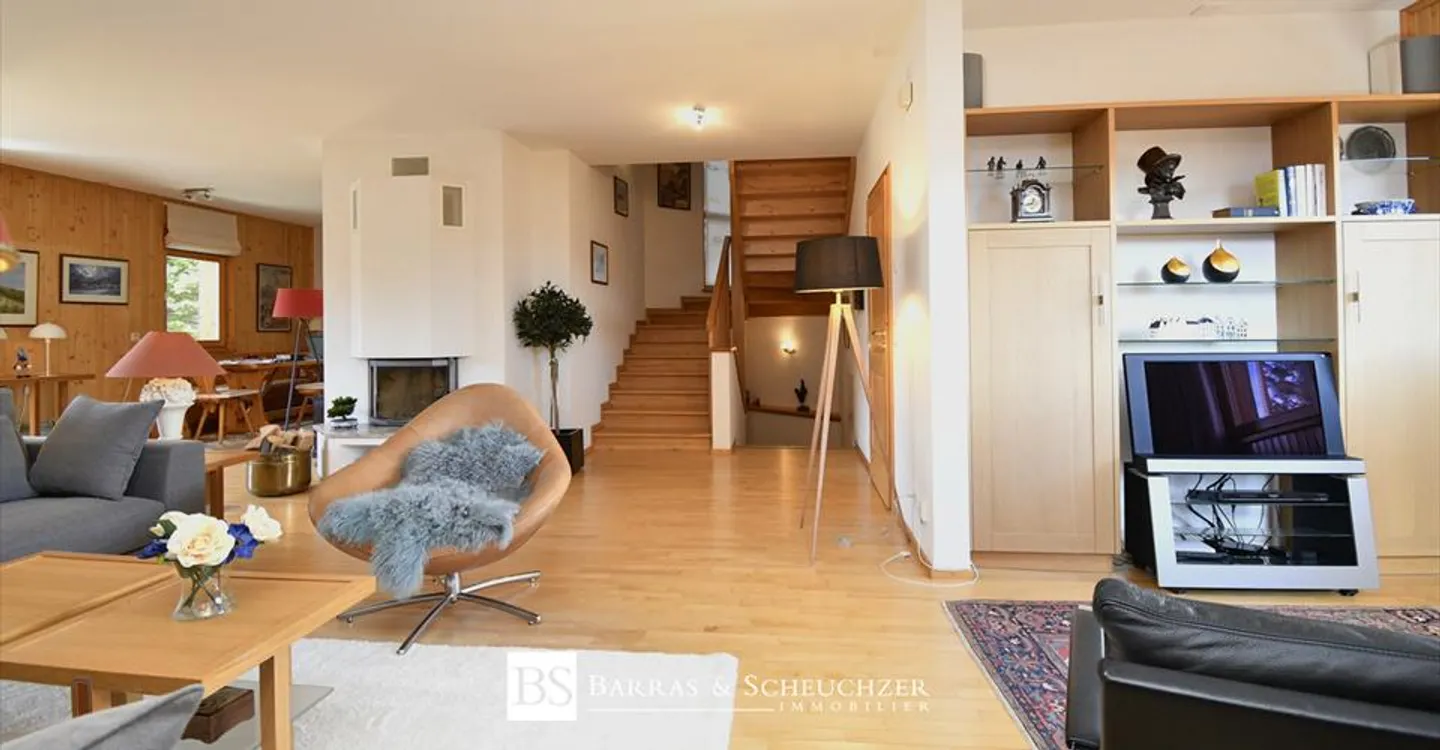 Chalet with independent studio space, 2 garages and view - Photo 3 of 12