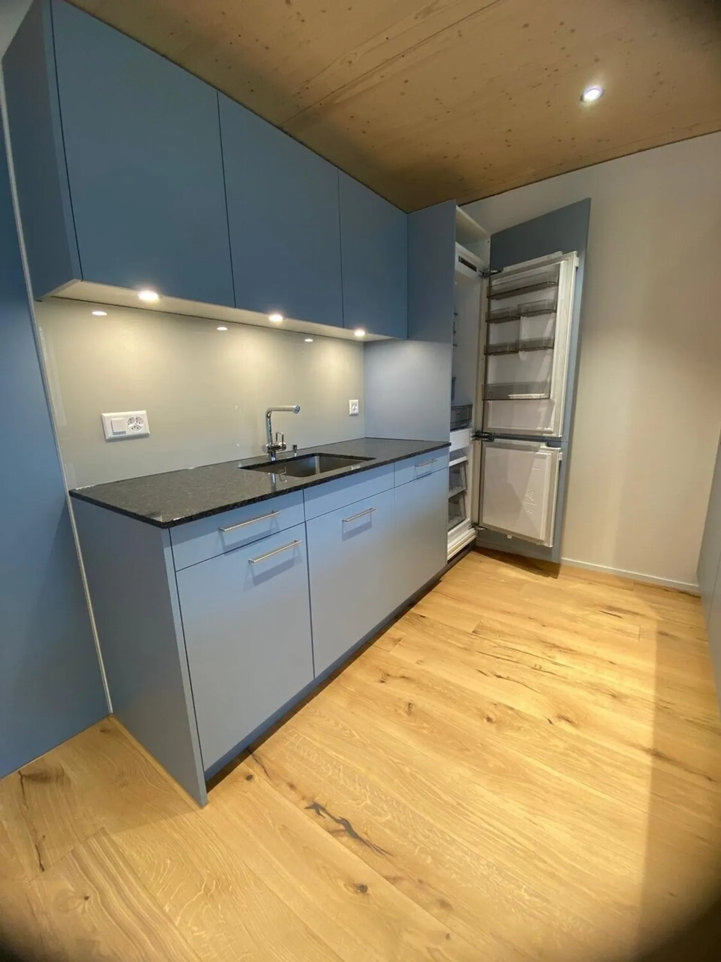 Modern Apartment with Terrace - Photo 3 of 11