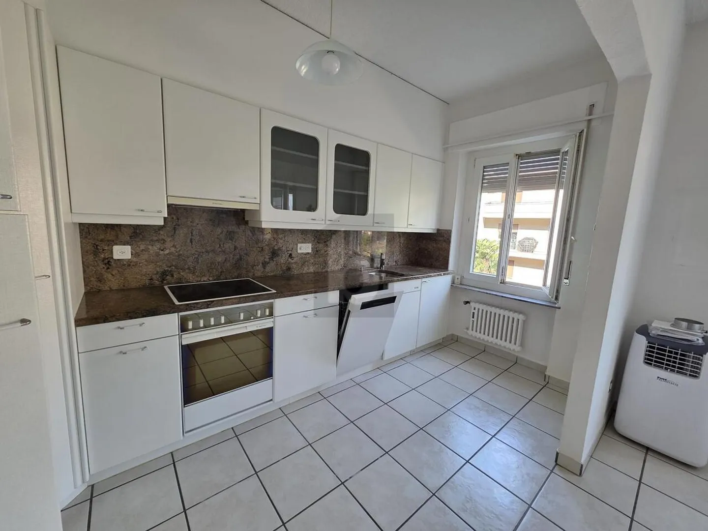 SPACIOUS AND SUNNY IN A CENTRAL LOCATION - Photo 5 of 6
