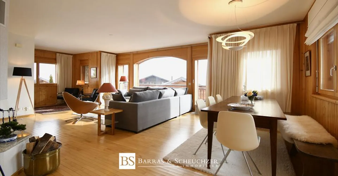 Chalet with independent studio space, 2 garages and view - Photo 4 of 12