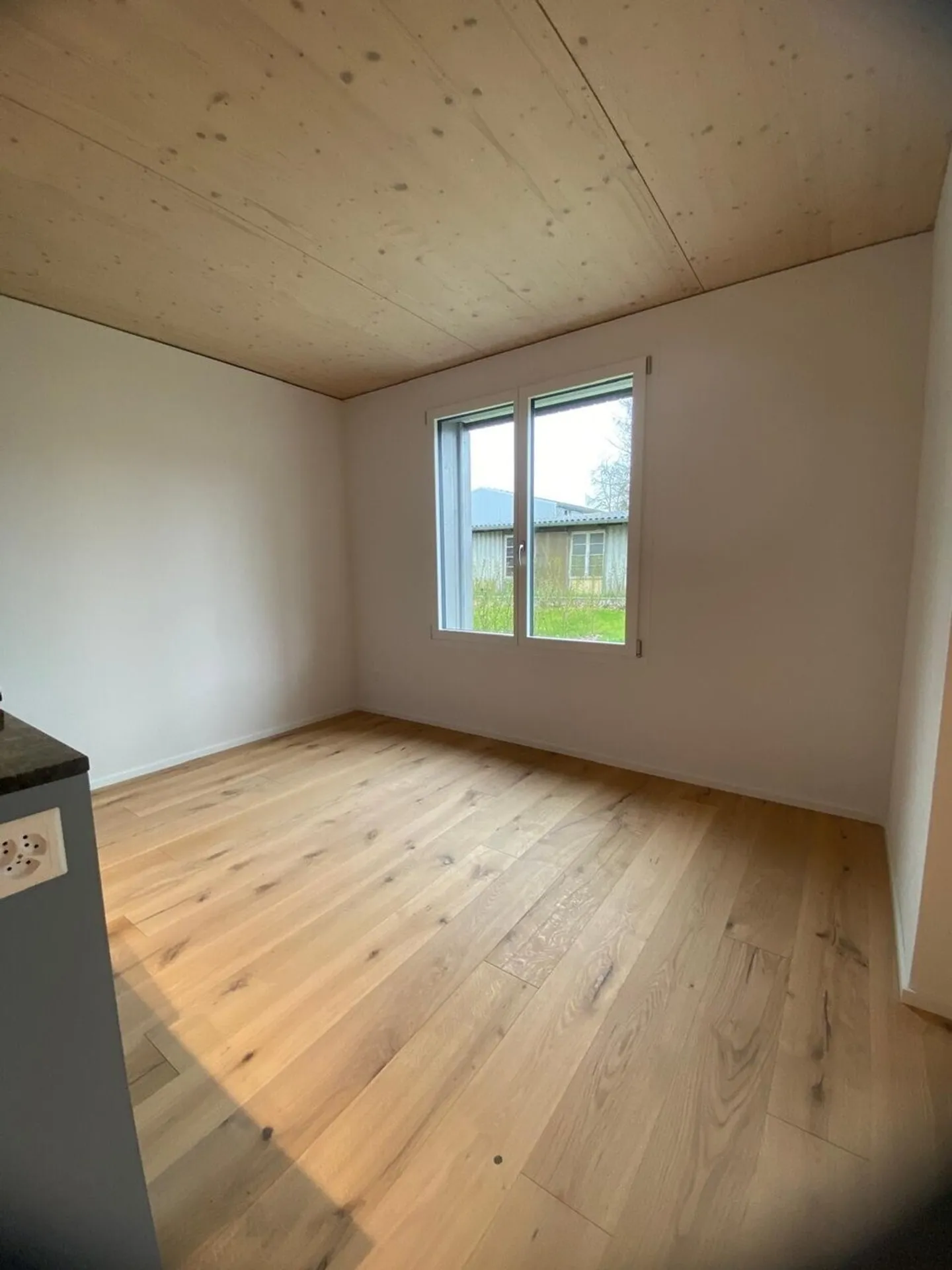 Modern Apartment with Terrace - Photo 4 of 11