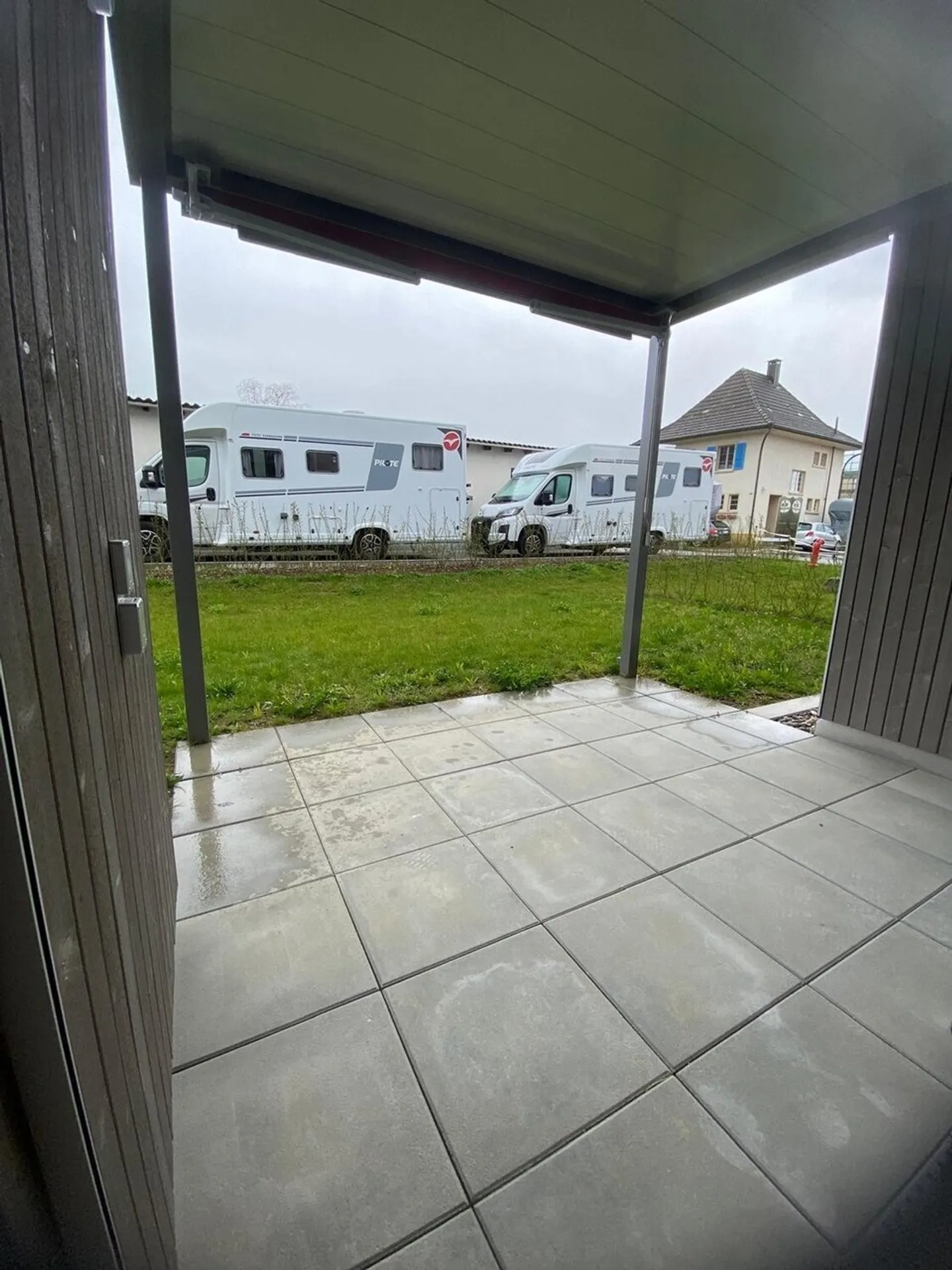 Modern Apartment with Terrace - Photo 7 of 11