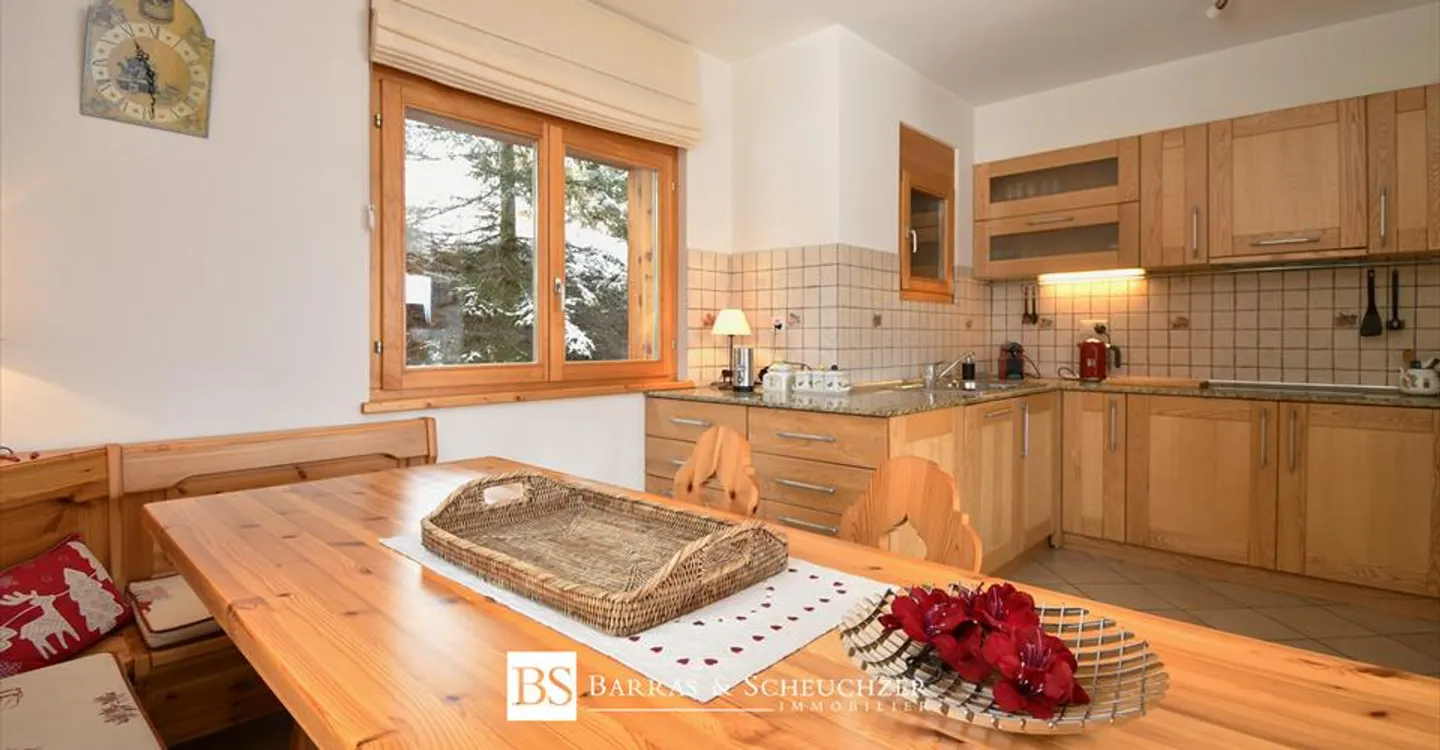 Chalet with independent studio space, 2 garages and view - Photo 6 of 12