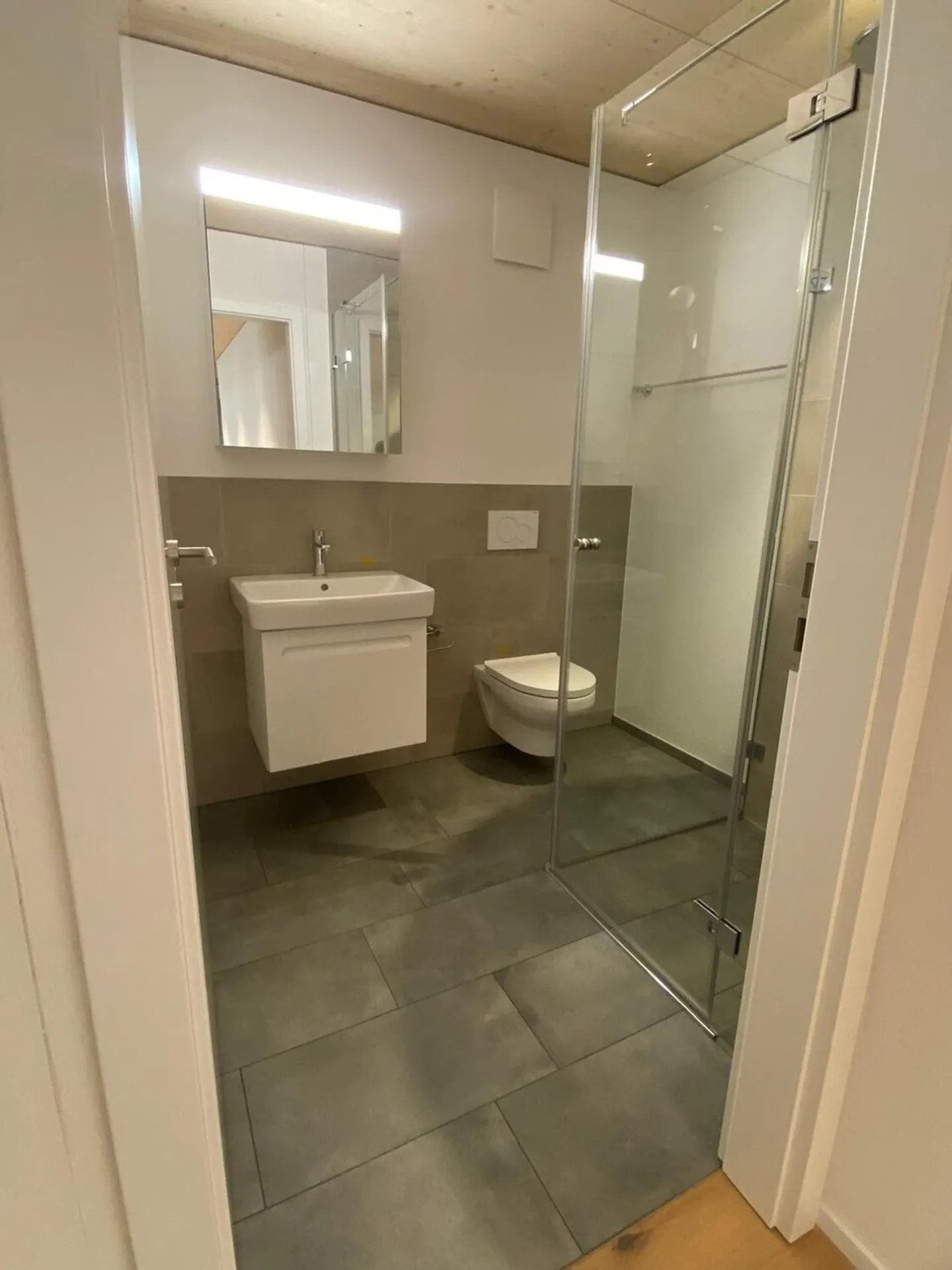 Modern Apartment with Terrace - Photo 8 of 11