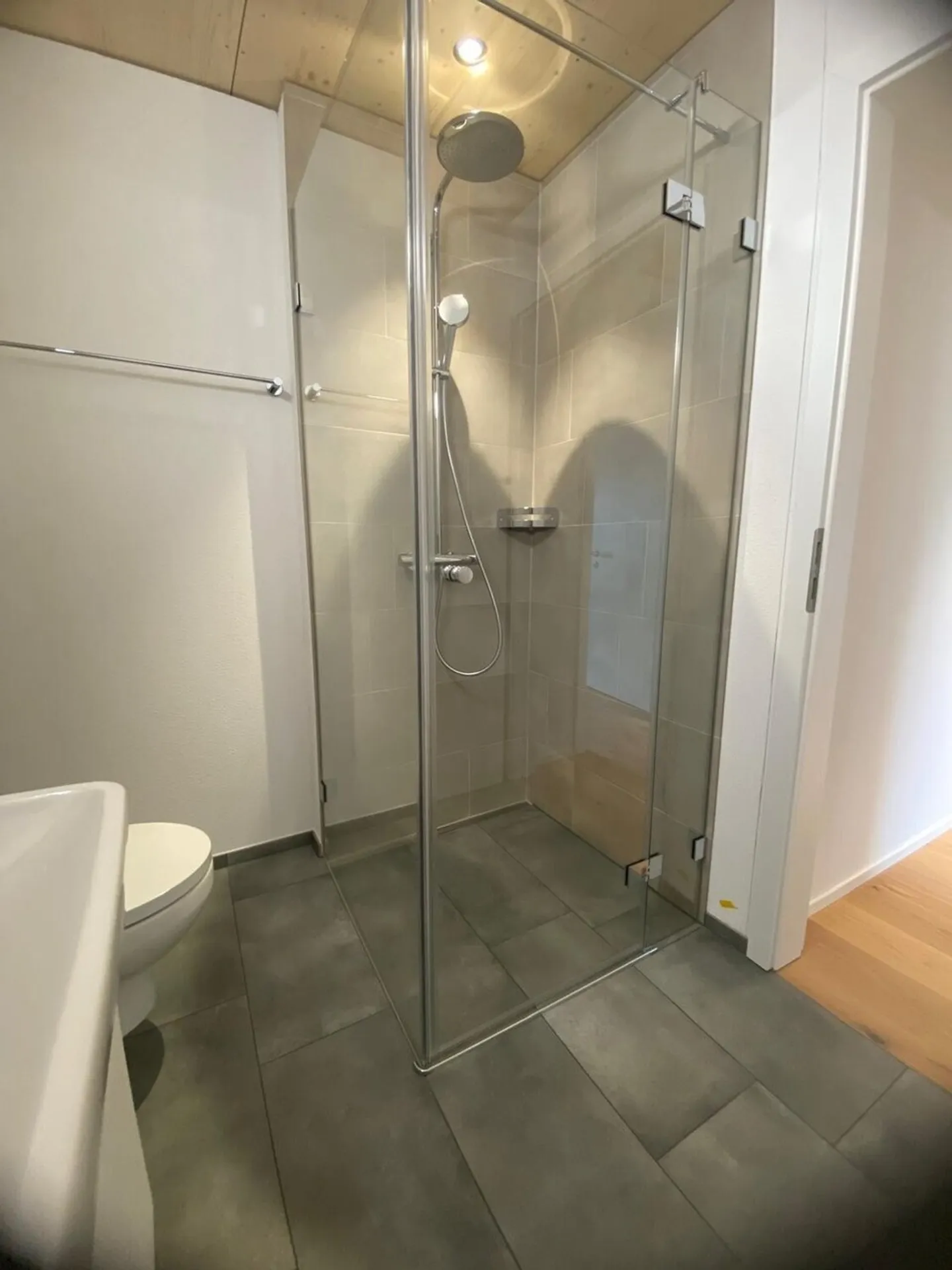 Modern Apartment with Terrace - Photo 9 of 11