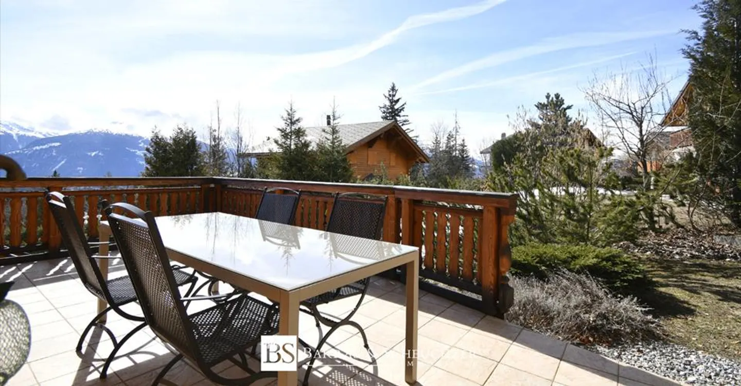 Chalet with independent studio space, 2 garages and view - Photo 7 of 12