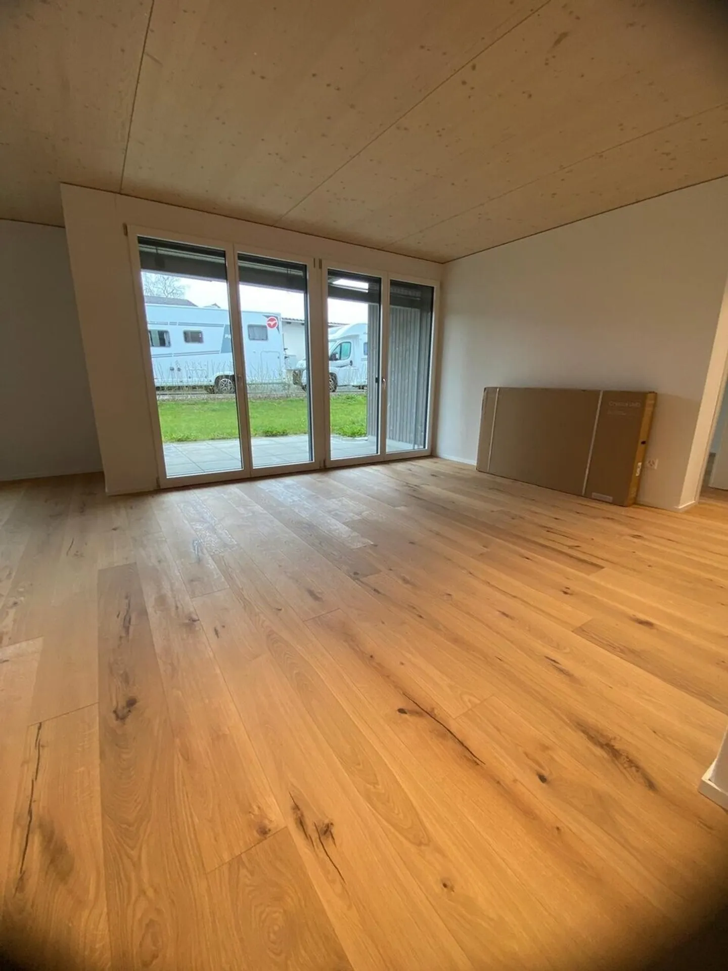 Modern Apartment with Terrace - Photo 5 of 11