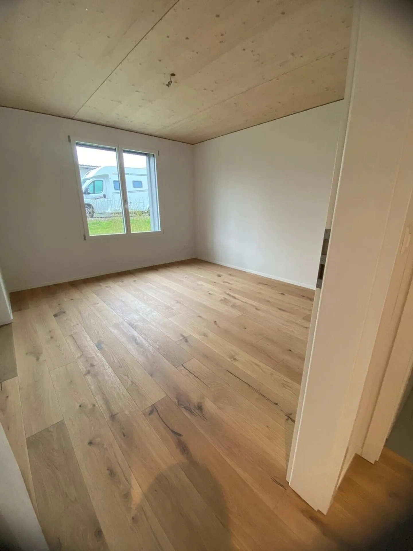 Modern Apartment with Terrace - Photo 6 of 11