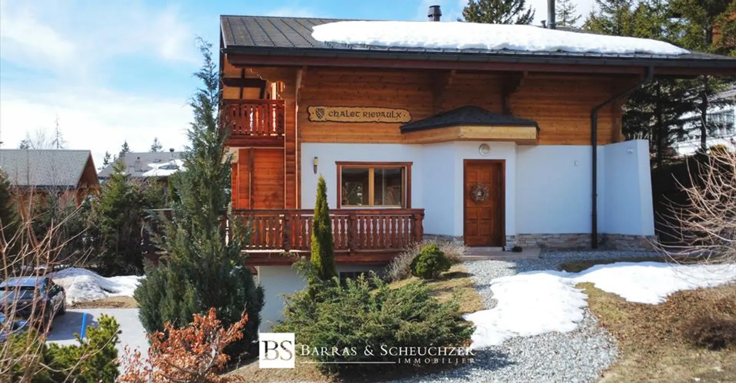 Chalet with independent studio space, 2 garages and view - Photo 8 of 12