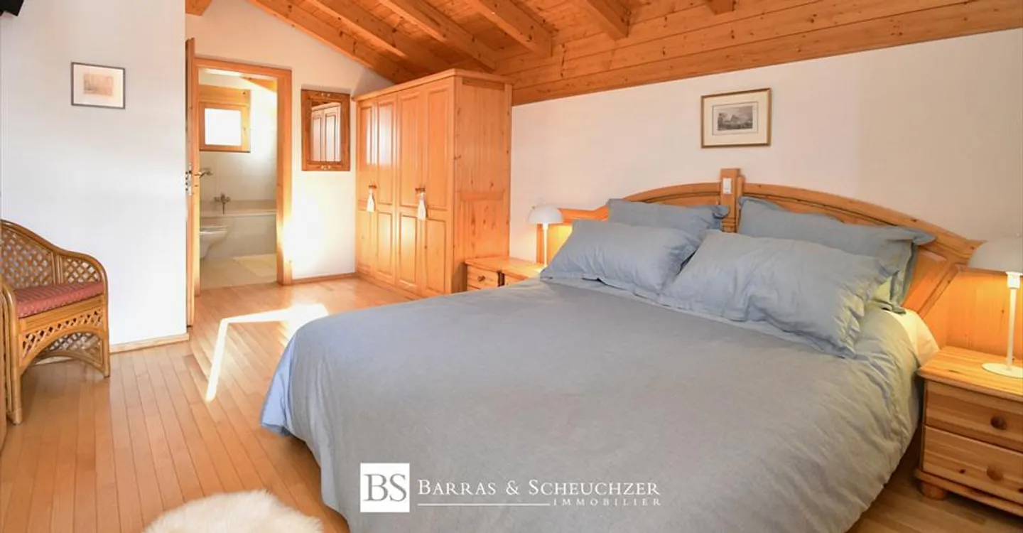 Chalet with independent studio space, 2 garages and view - Photo 11 of 12