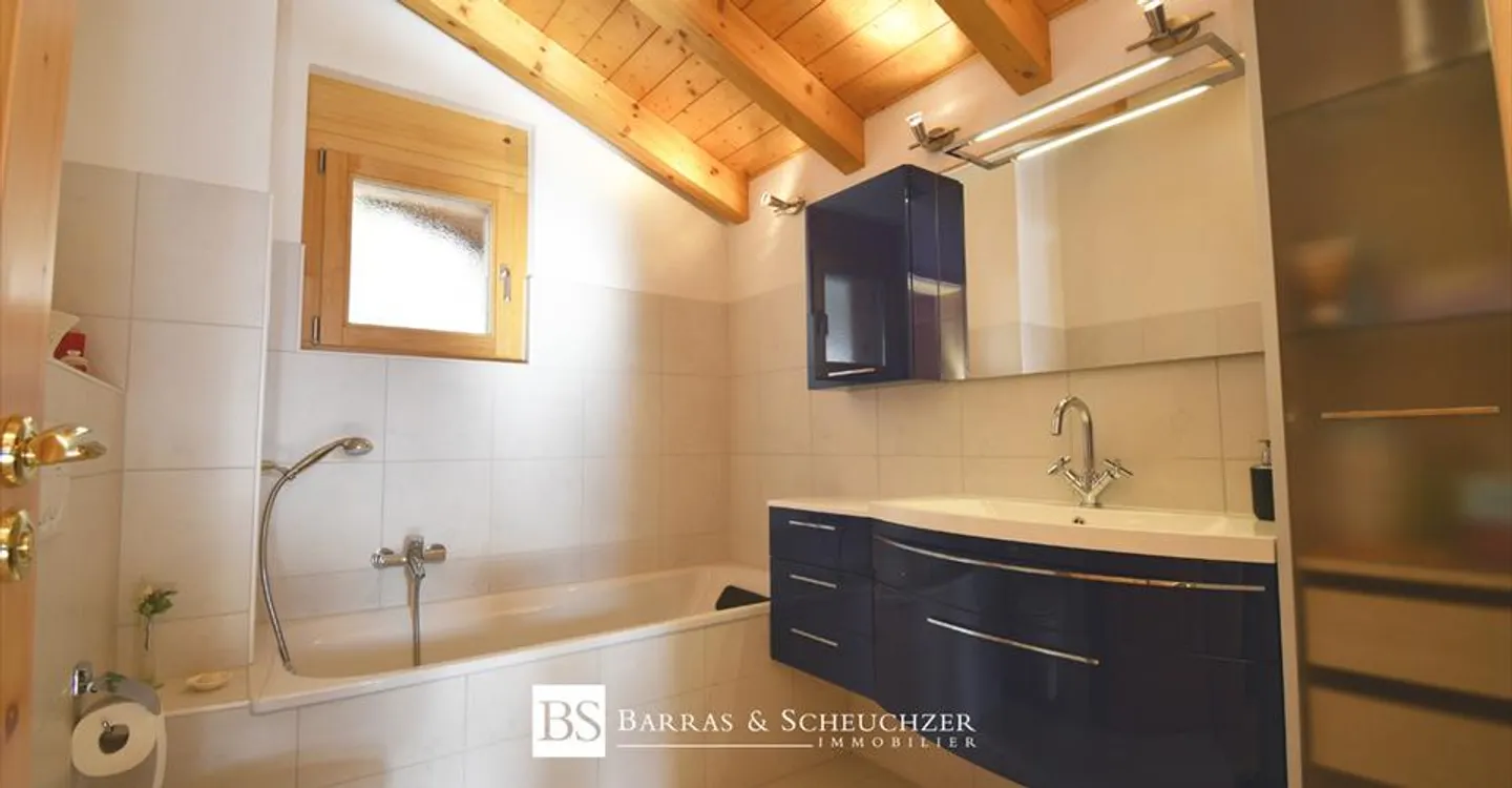 Chalet with independent studio space, 2 garages and view - Photo 12 of 12