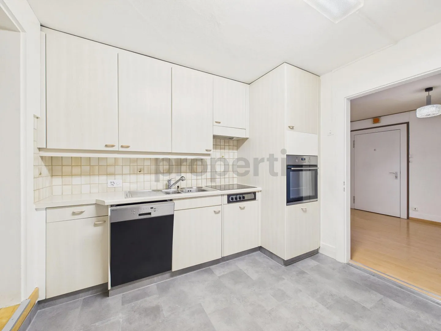 Spacious 3.5-room apartment with balcony in a quiet location of Buchs SG - Photo 2 of 8