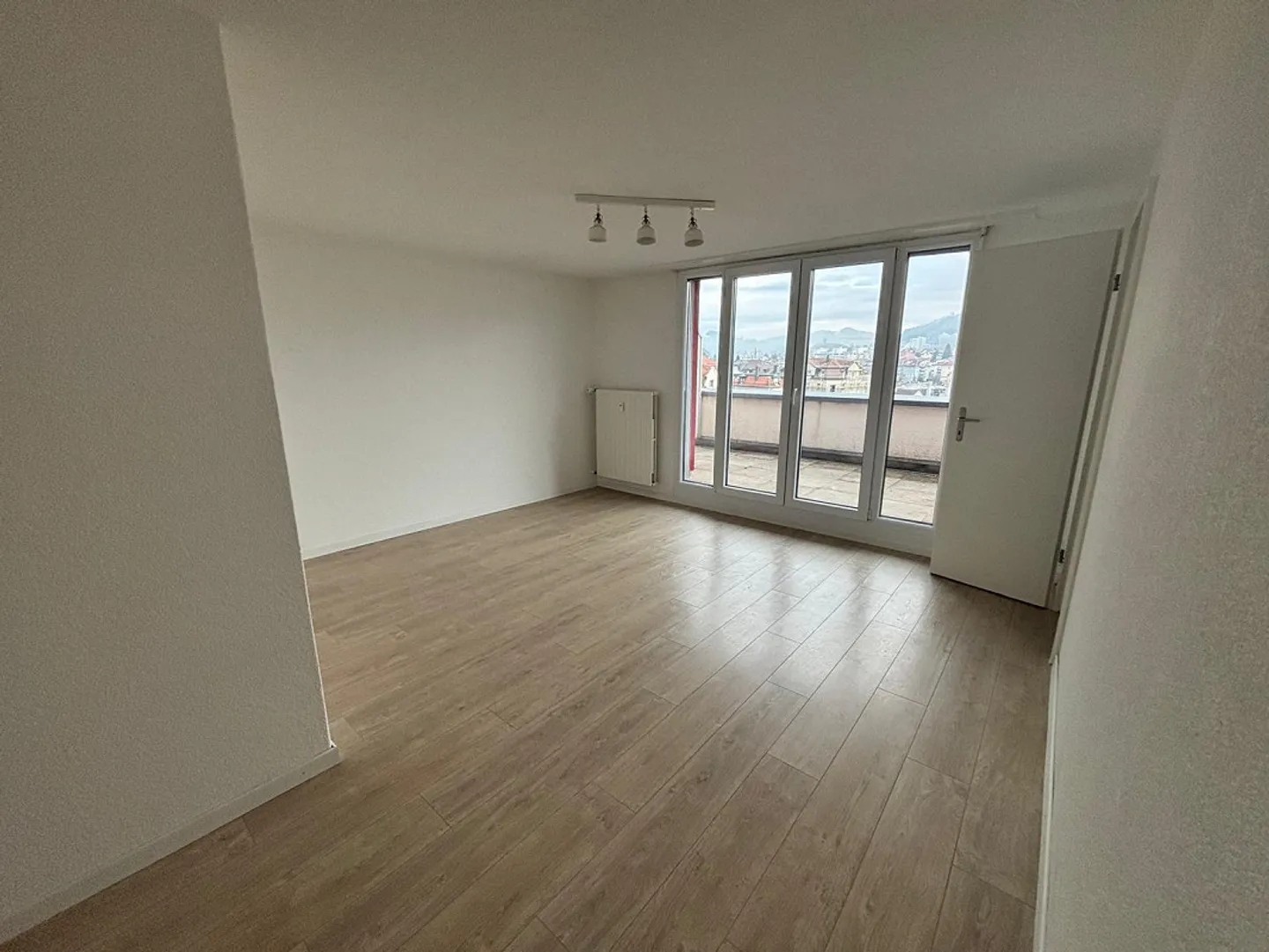 Stylische Attikawohnung mit Terrasse - Foto 3 von 8