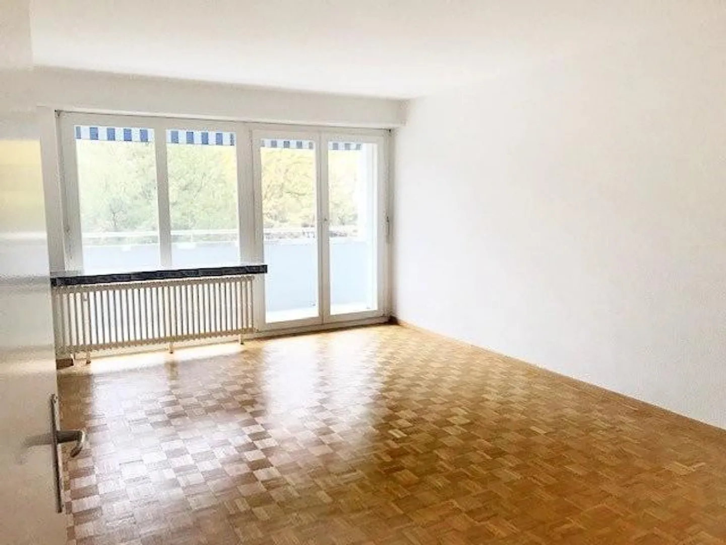 Ruhige 3.5 Zimmer- Wohnung mit Aussicht ins Grüne zu vermieten - Foto 3 von 8