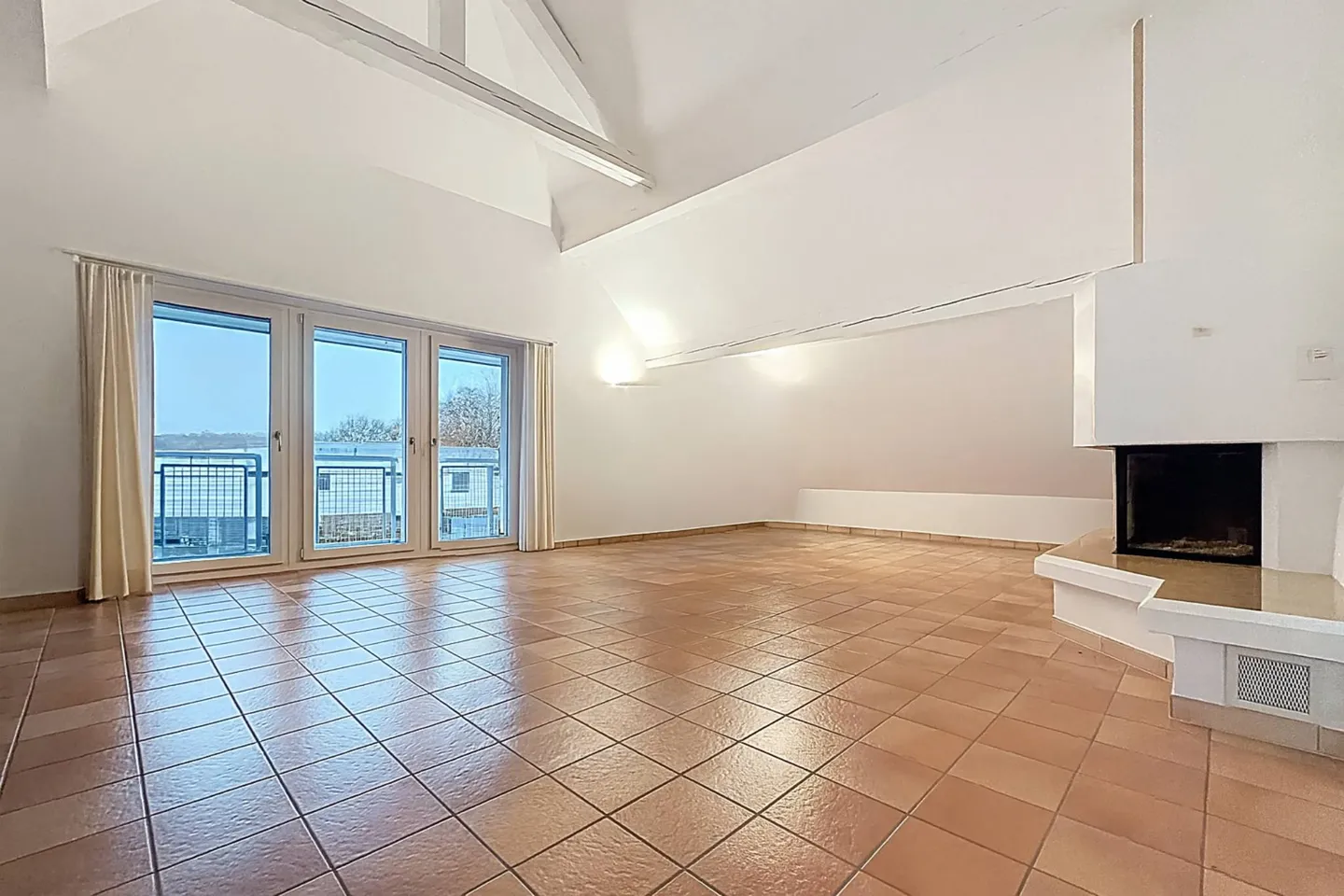 Penthouse avec 5,5 pièces, hauteur sous plafond élevée et jardin - Photo 2 sur 13