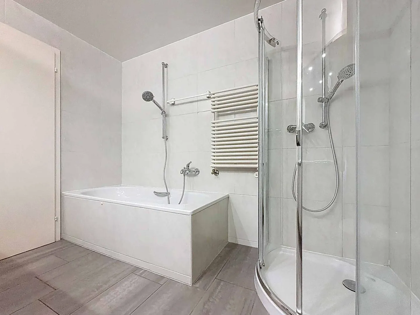 Penthouse avec 5,5 pièces, hauteur sous plafond élevée et jardin - Photo 8 sur 13