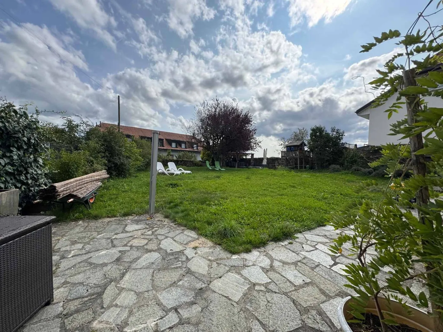 Penthouse avec 5,5 pièces, hauteur sous plafond élevée et jardin - Photo 10 sur 13