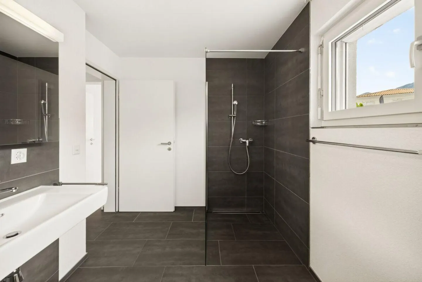 Sogno Familiare con Giardino: Moderno Appartamento di 4.5 Stanze - Foto 6 di 13