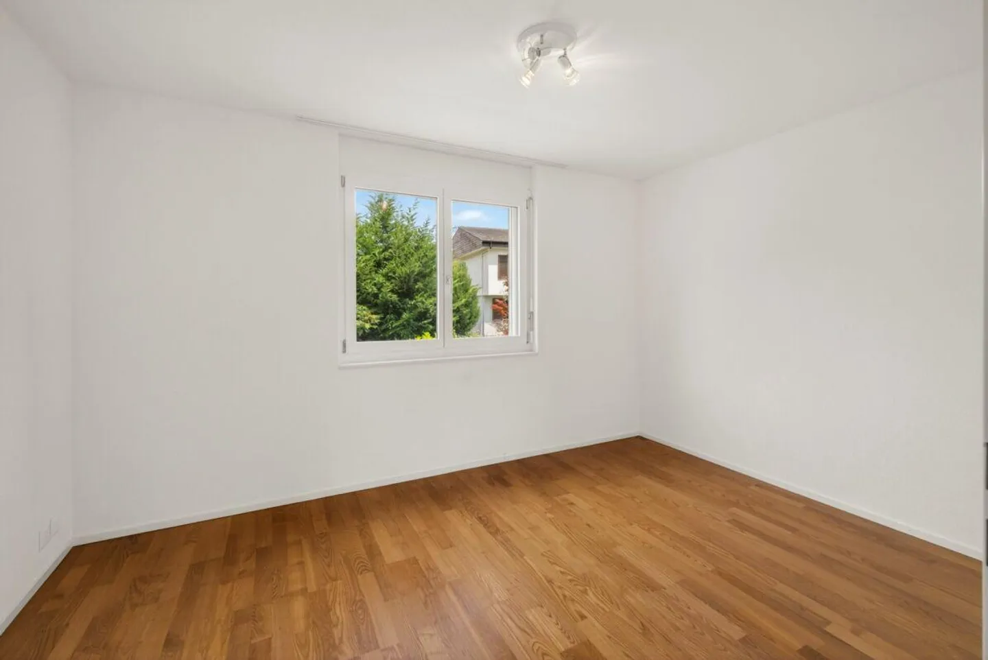 Sogno Familiare con Giardino: Moderno Appartamento di 4.5 Stanze - Foto 8 di 13