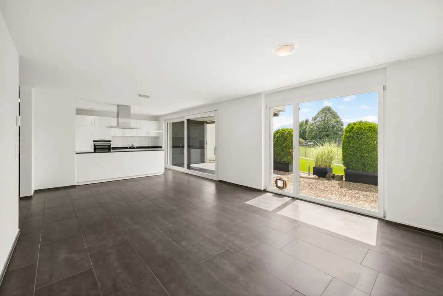 Sogno Familiare con Giardino: Moderno Appartamento di 4.5 Stanze - Foto 4 di 13