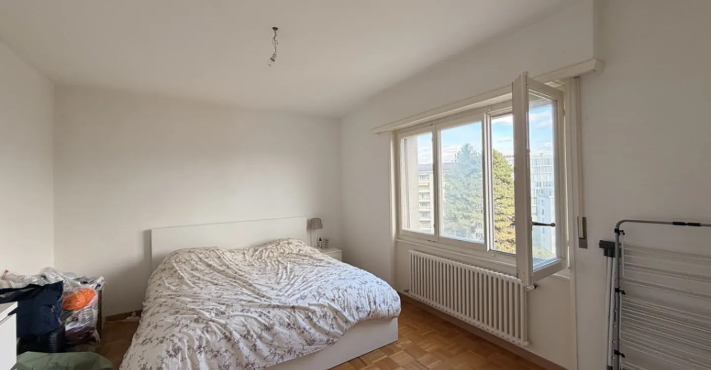 Charming Apartment with Balconies - Photo 4 of 7