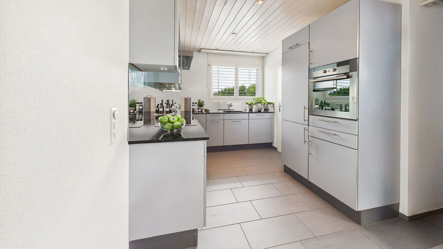 Attico con area living aperta e vista sul verde - Foto 3 di 8