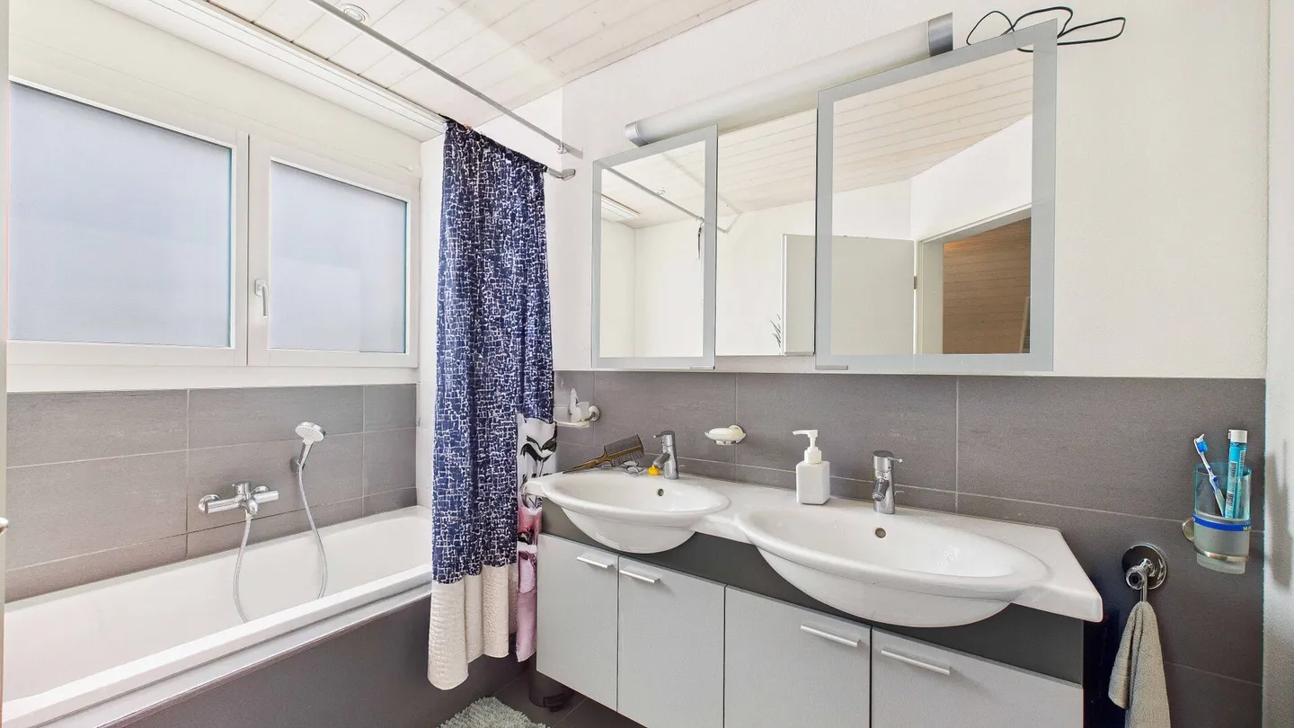 Attico con area living aperta e vista sul verde - Foto 6 di 8