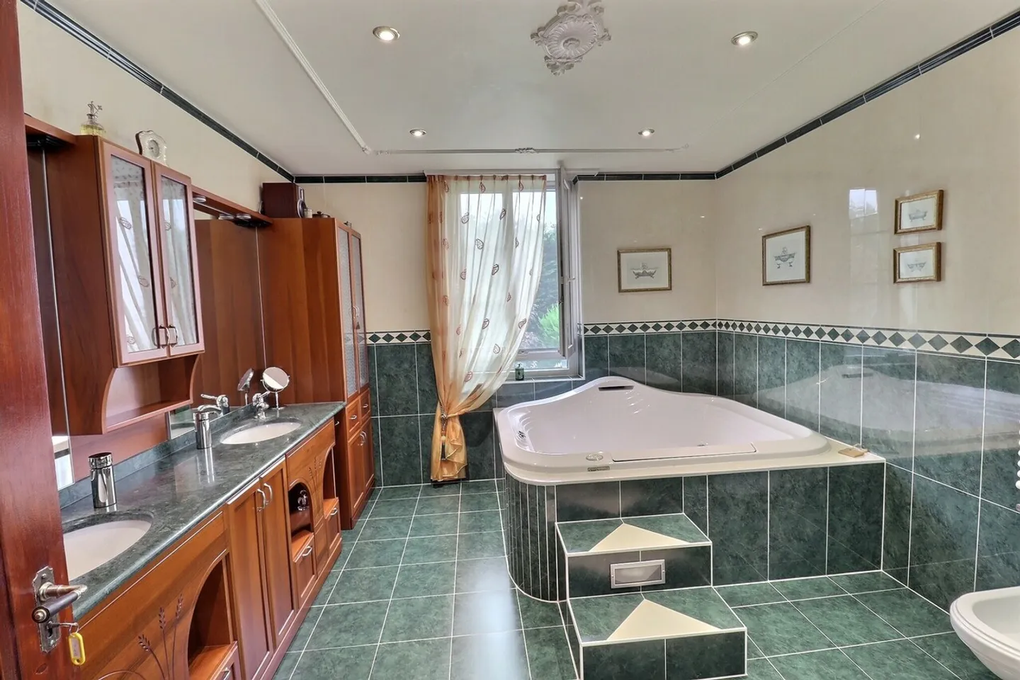 Unique à Nyon ! Magnifique propriété avec piscine et jacuzzi à louer - Photo 6 sur 8