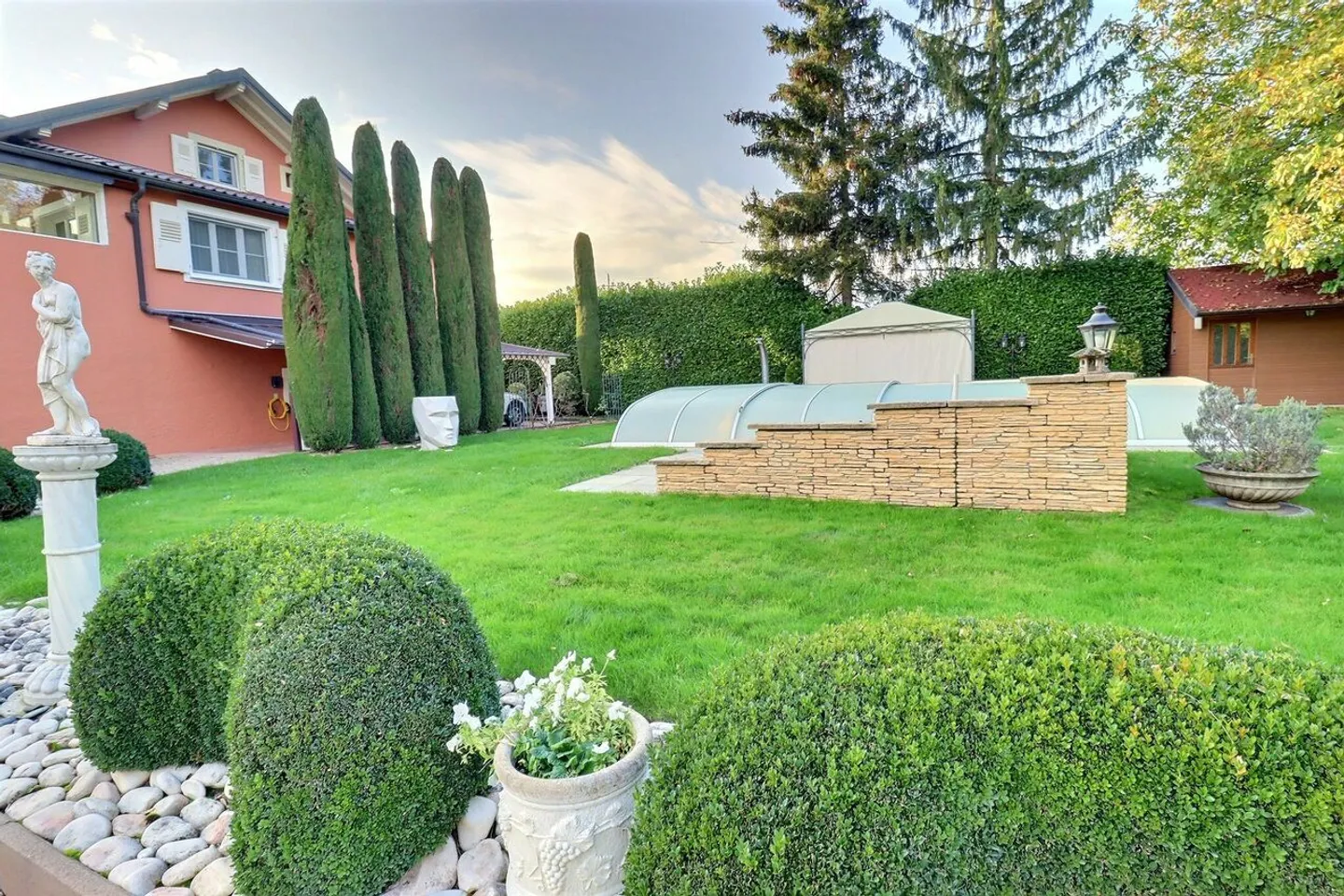Unique à Nyon ! Magnifique propriété avec piscine et jacuzzi à louer - Photo 8 sur 8