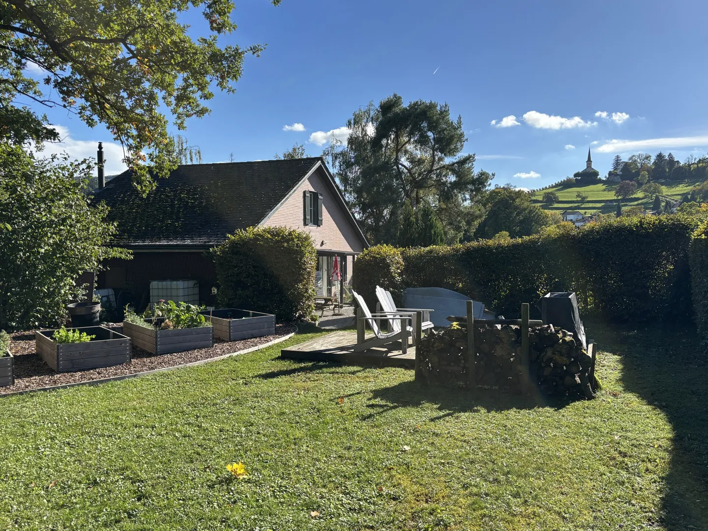Charmante maison individuelle de 4,5 pièces avec beaucoup d'espace extérieur et vue sur le Rhin - Photo 1 sur 10