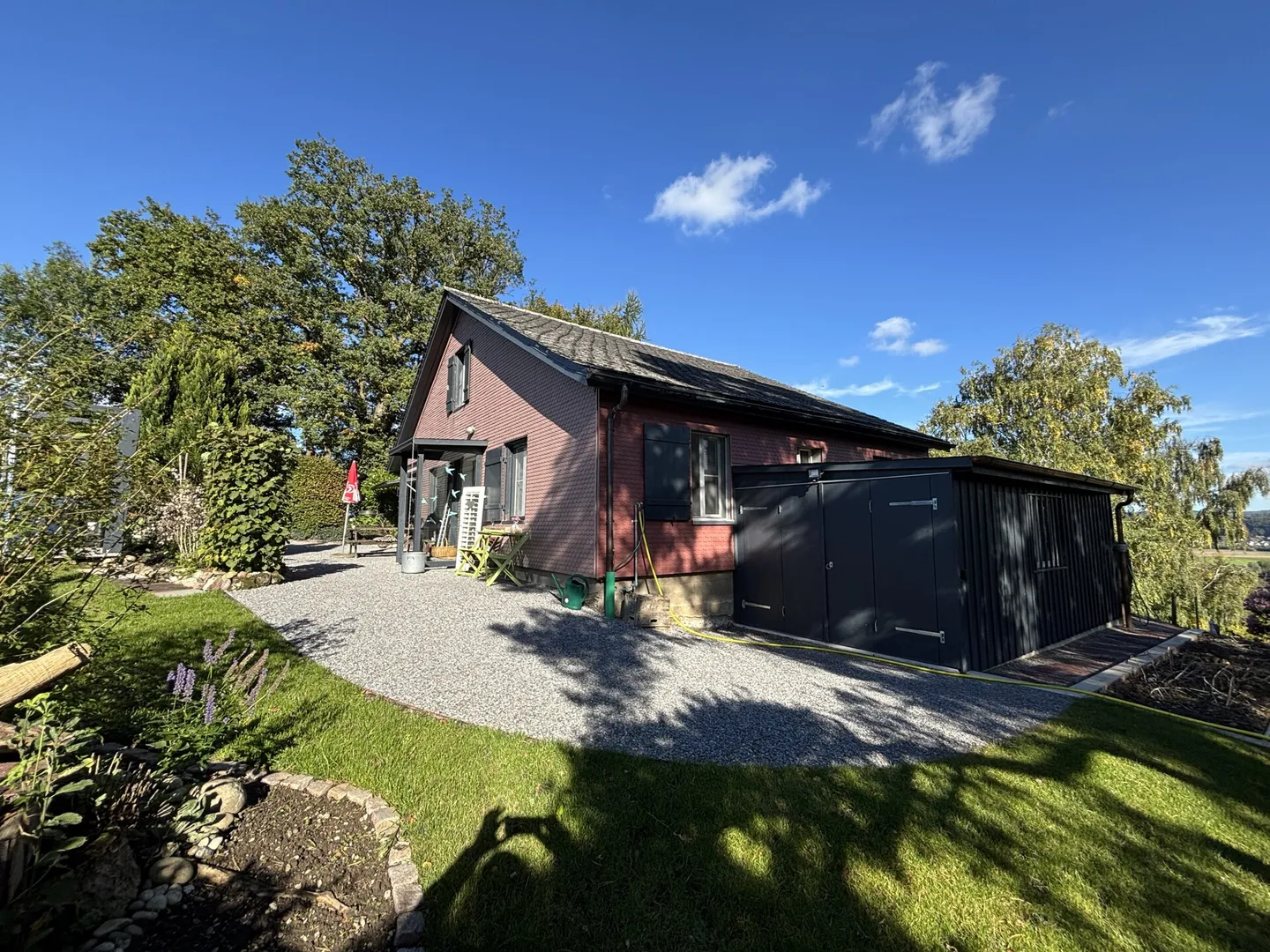 Charmante maison individuelle de 4,5 pièces avec beaucoup d'espace extérieur et vue sur le Rhin - Photo 2 sur 10