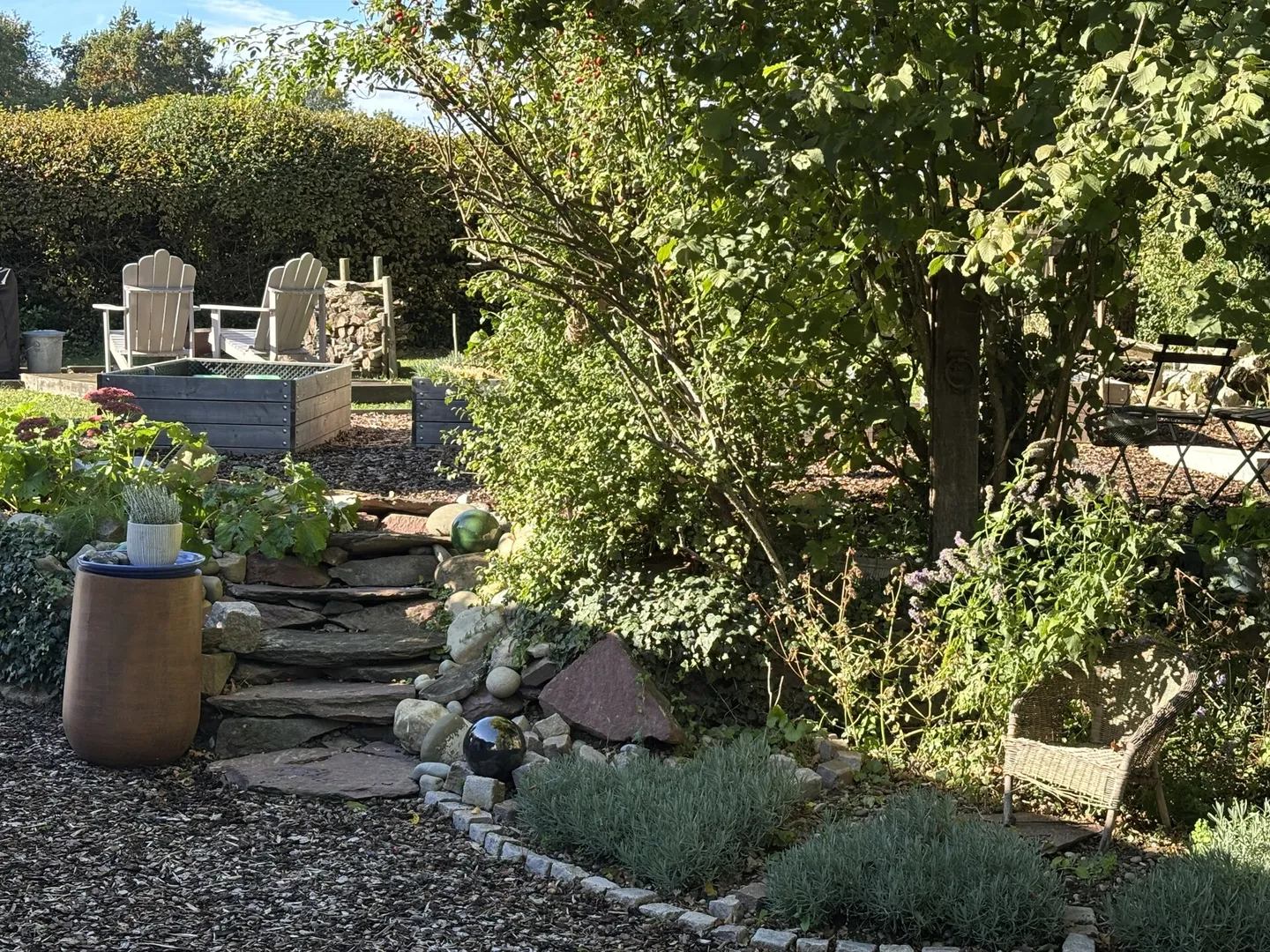 Charmante maison individuelle de 4,5 pièces avec beaucoup d'espace extérieur et vue sur le Rhin - Photo 4 sur 10