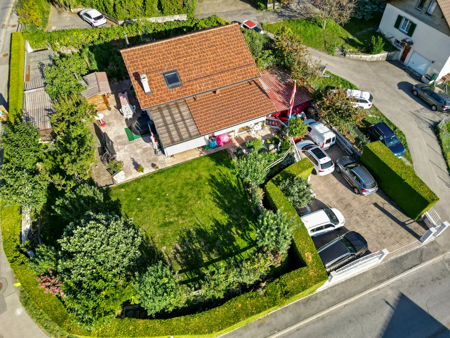 SAINT-LEGIER - SPACIOUS INDIVIDUAL VILLA WITH 2 APARTMENTS - Photo 1 of 13