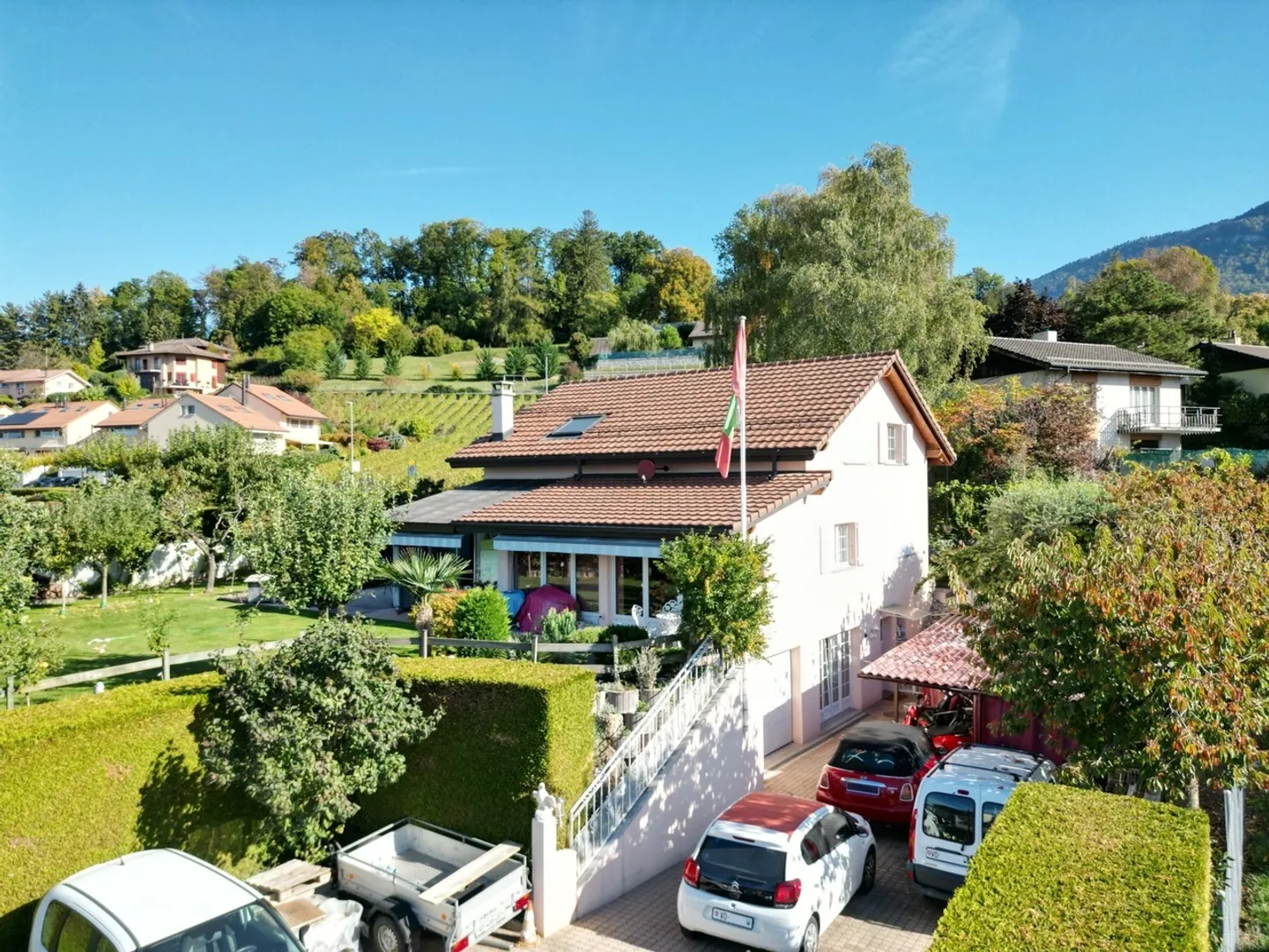SAINT-LEGIER - SPACIOUS INDIVIDUAL VILLA WITH 2 APARTMENTS - Photo 2 of 13