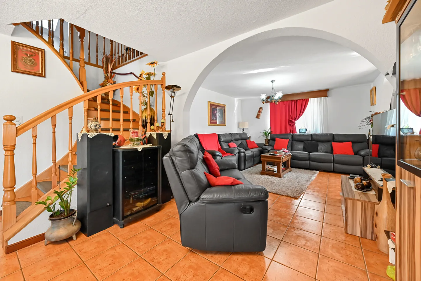 SAINT-LEGIER - SPACIOUS INDIVIDUAL VILLA WITH 2 APARTMENTS - Photo 3 of 13