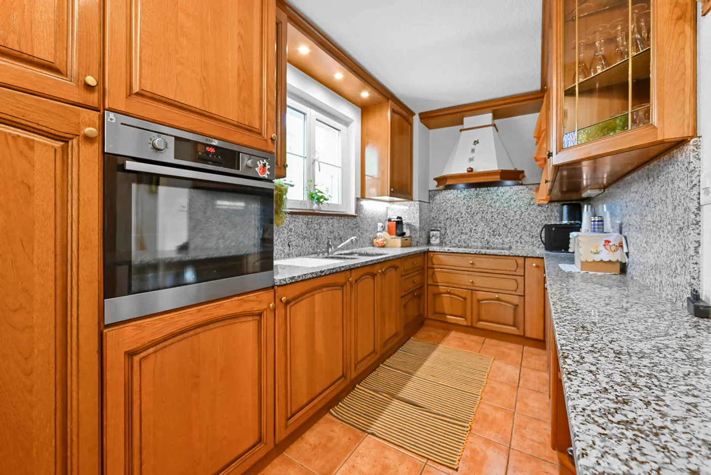 SAINT-LEGIER - SPACIOUS INDIVIDUAL VILLA WITH 2 APARTMENTS - Photo 5 of 13