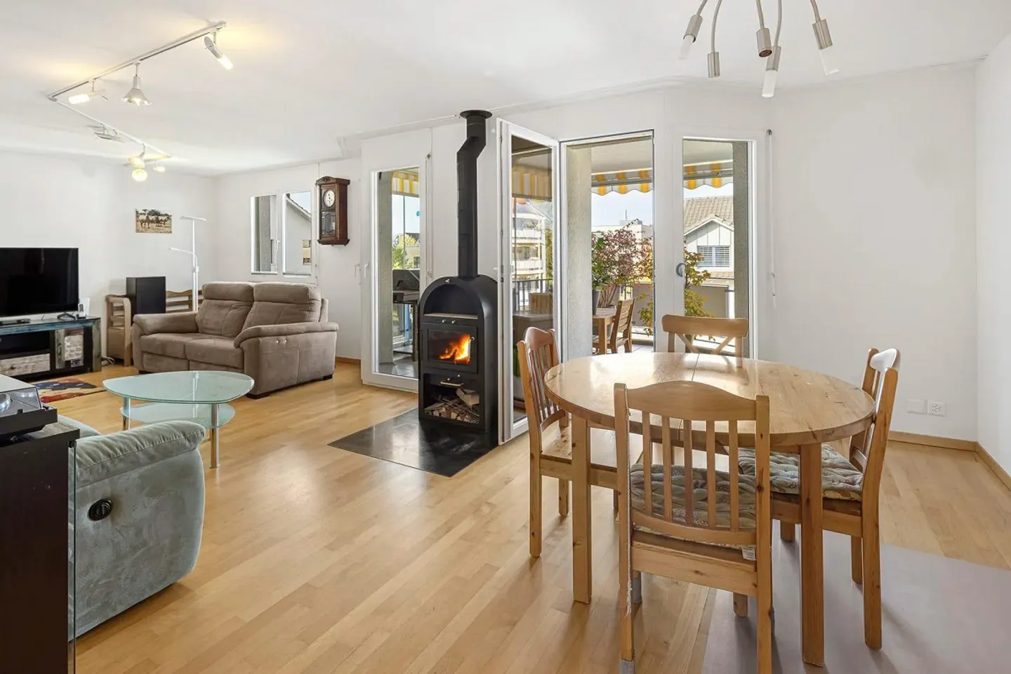 Zentrale, ruhige Wohnoase mit Sonnenbalkon und tiefem Steuerfuss - Foto 1 von 13