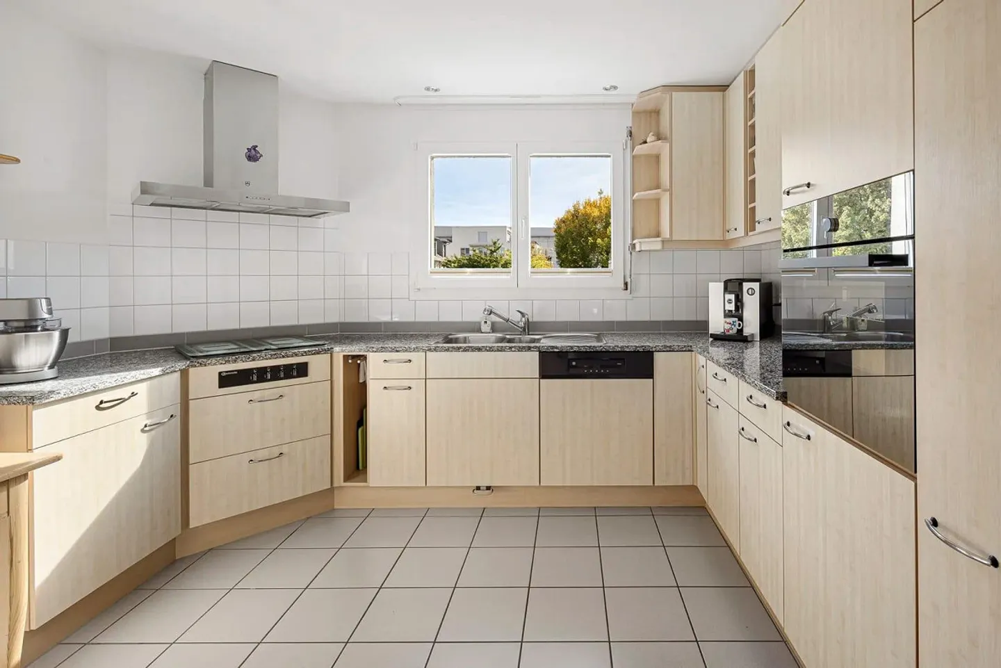 Zentrale, ruhige Wohnoase mit Sonnenbalkon und tiefem Steuerfuss - Foto 4 von 13