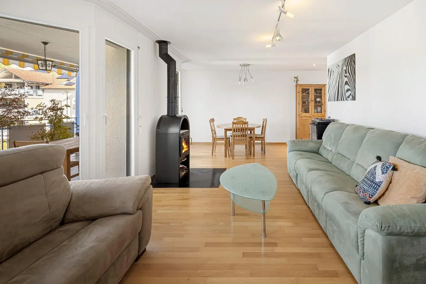 Zentrale, ruhige Wohnoase mit Sonnenbalkon und tiefem Steuerfuss - Foto 2 von 13