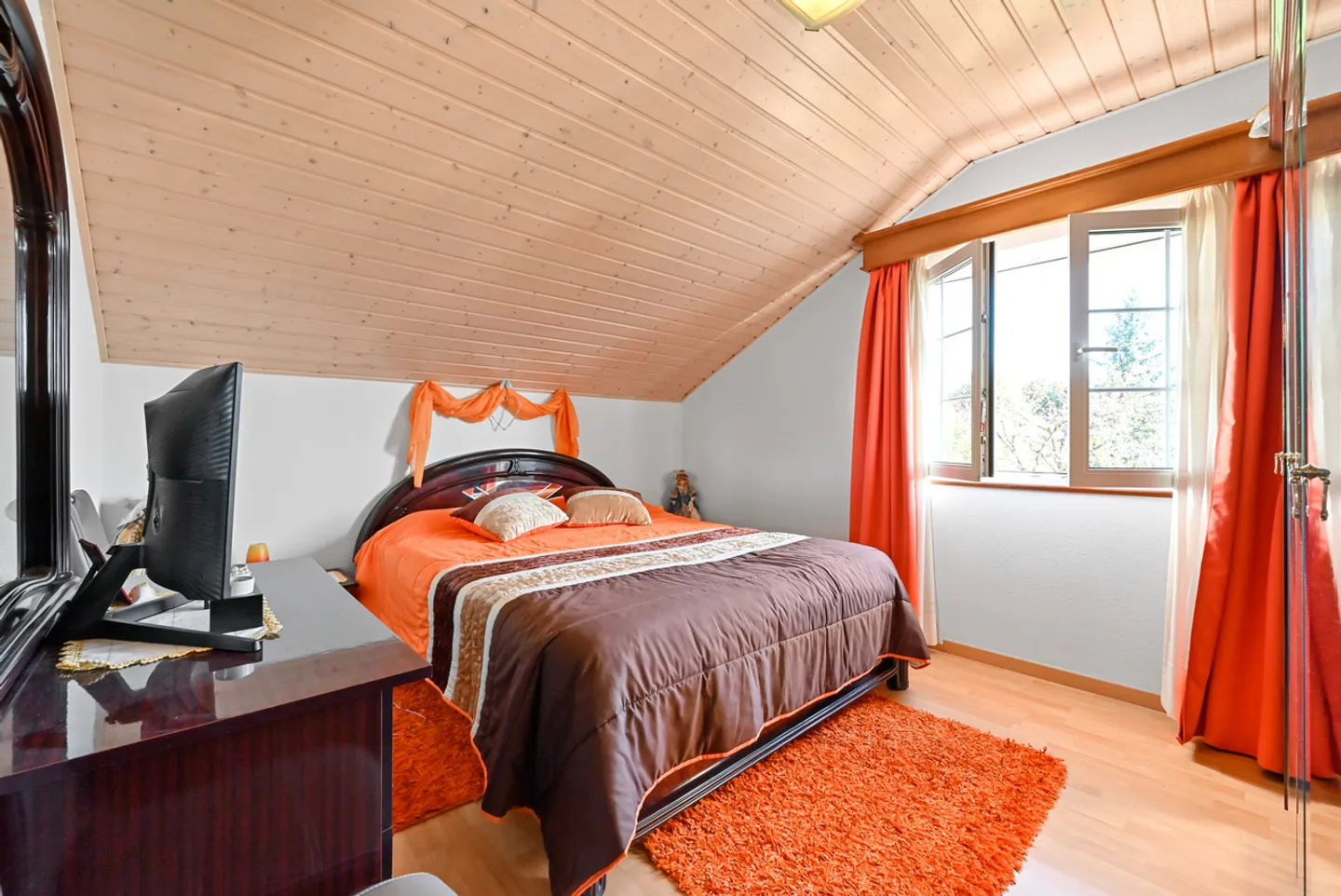 SAINT-LEGIER - SPACIOUS INDIVIDUAL VILLA WITH 2 APARTMENTS - Photo 7 of 13