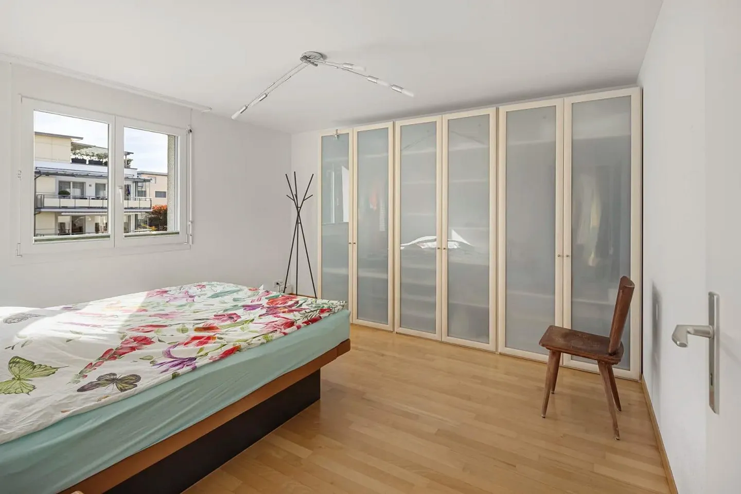 Zentrale, ruhige Wohnoase mit Sonnenbalkon und tiefem Steuerfuss - Foto 5 von 13