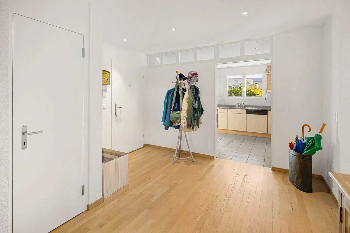 Zentrale, ruhige Wohnoase mit Sonnenbalkon und tiefem Steuerfuss - Foto 10 von 13